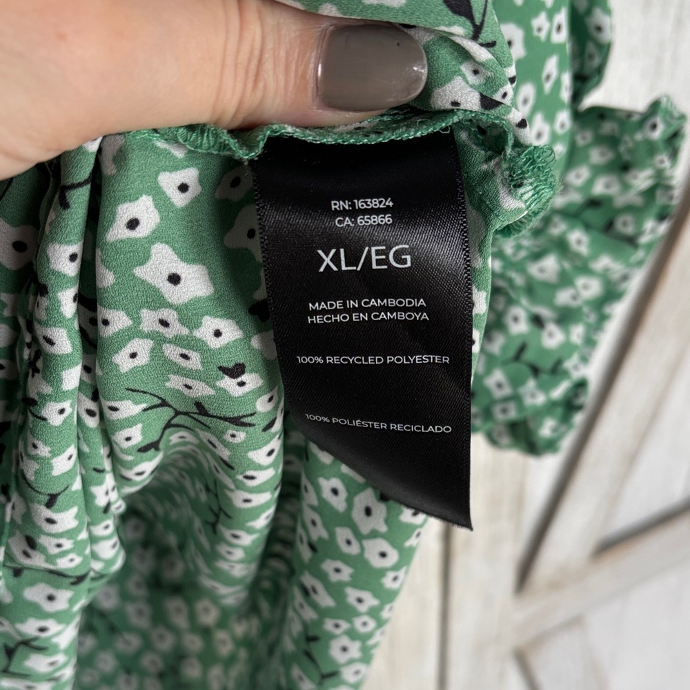 Well Worn Brand Green and White Floral Blouse - Picture 3 of 9